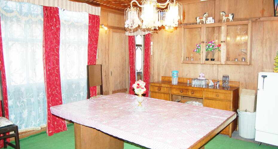 Himalaya Houseboat, Srinagar 4